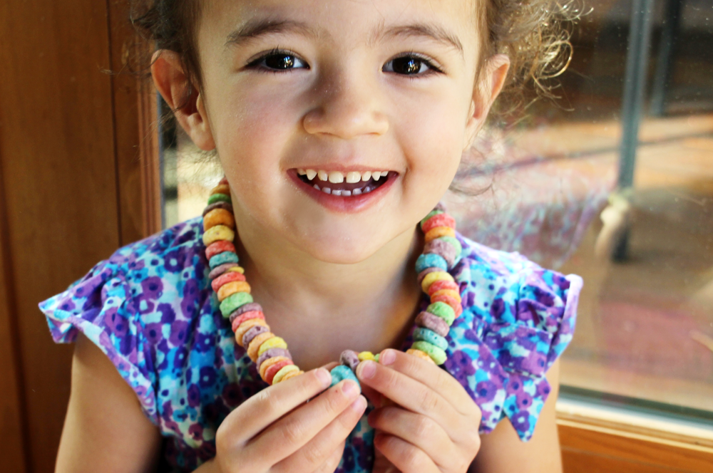 Valentine's Day 'Candy' Necklaces Made with Cereal | PepperDesignBlog.com