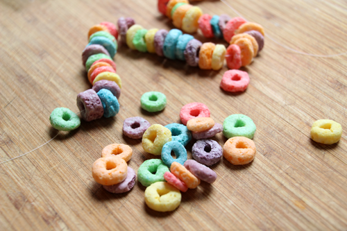 Valentine's Day 'Candy' Necklaces Made with Cereal | PepperDesignBlog.com