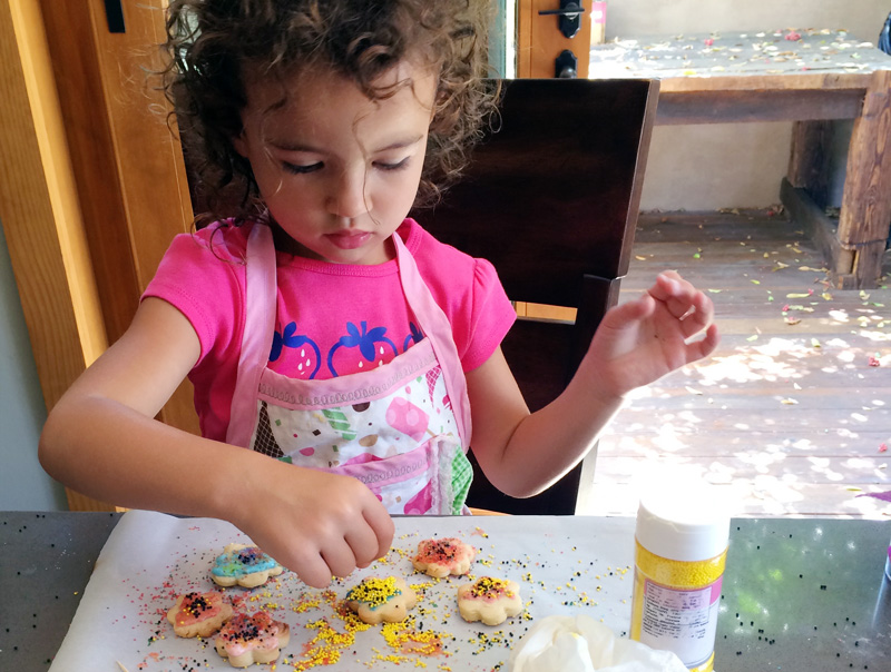 Good Eats: Flower & Bumblebee Sugar Cookies with Royal Icing | PepperDesignBlog.com