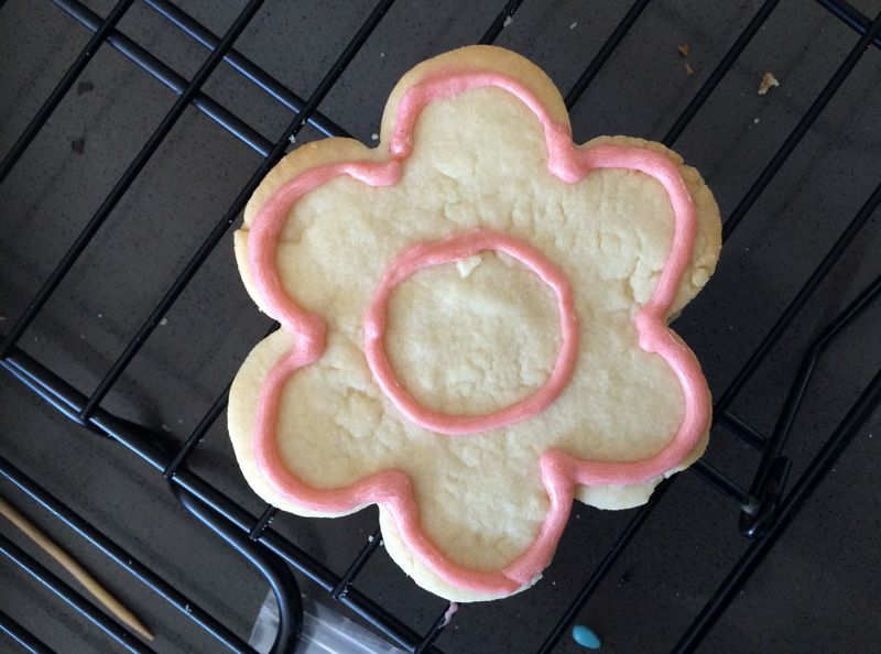 Good Eats: Flower & Bumblebee Sugar Cookies with Royal Icing | PepperDesignBlog.com