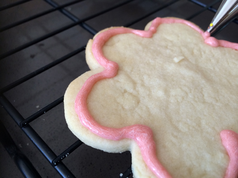 Good Eats: Flower & Bumblebee Sugar Cookies with Royal Icing | PepperDesignBlog.com