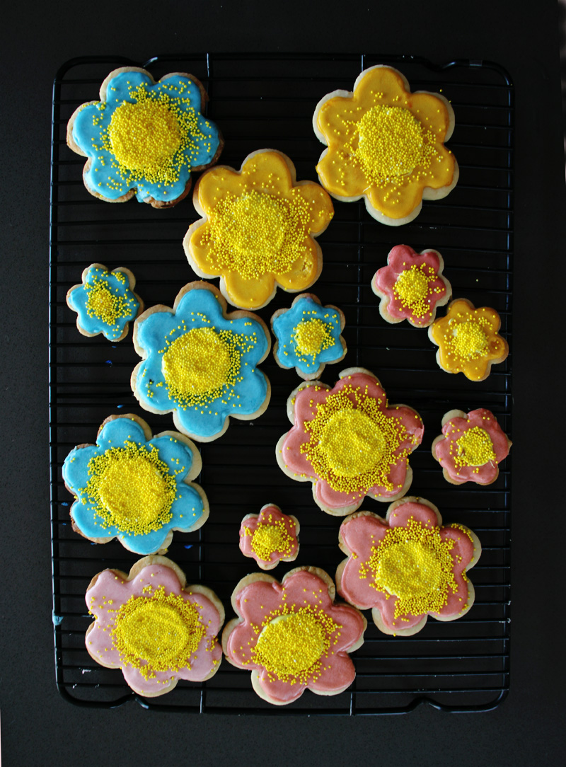 Good Eats: Flower & Bumblebee Sugar Cookies with Royal Icing | PepperDesignBlog.com