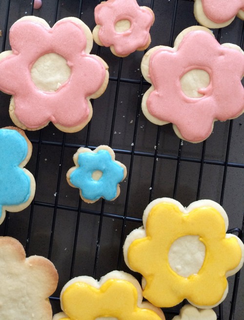 Good Eats: Flower & Bumblebee Sugar Cookies with Royal Icing | PepperDesignBlog.com
