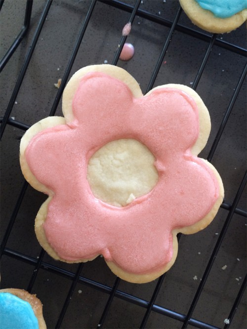 Good Eats: Flower & Bumblebee Sugar Cookies with Royal Icing | PepperDesignBlog.com