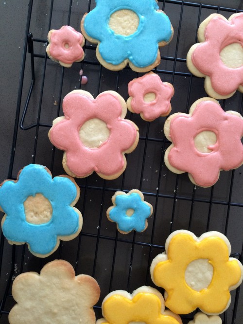 Good Eats: Flower & Bumblebee Sugar Cookies with Royal Icing | PepperDesignBlog.com