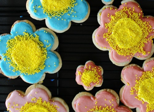 Good Eats: Flower & Bumblebee Sugar Cookies with Royal Icing | PepperDesignBlog.com