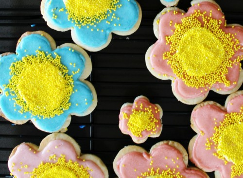 Good Eats: Flower & Bumblebee Sugar Cookies with Royal Icing | PepperDesignBlog.com