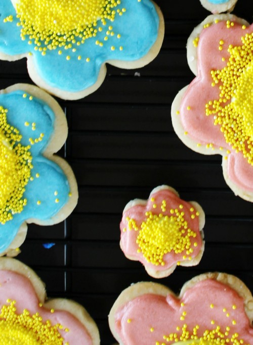 Good Eats: Flower & Bumblebee Sugar Cookies with Royal Icing | PepperDesignBlog.com