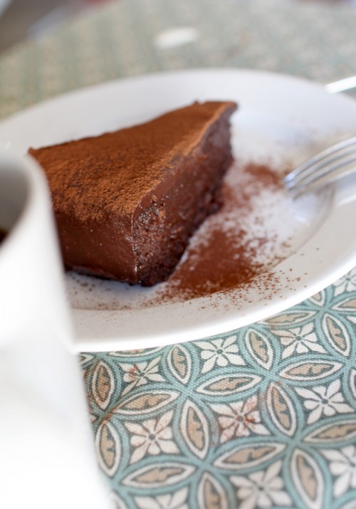 4 Ingredient Flourless & Gooey Chocolate Cake | PepperDesignBlog.com