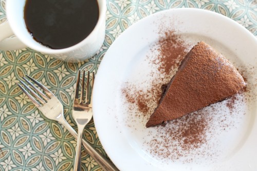 4 Ingredient Flourless & Gooey Chocolate Cake | PepperDesignBlog.com
