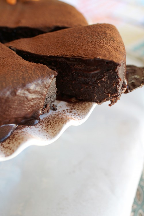 4 Ingredient Flourless & Gooey Chocolate Cake | PepperDesignBlog.com