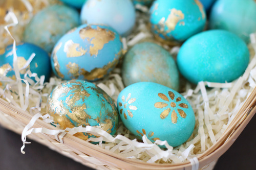Dying Easter Eggs | Gold Foil | PepperDesignBlog.com